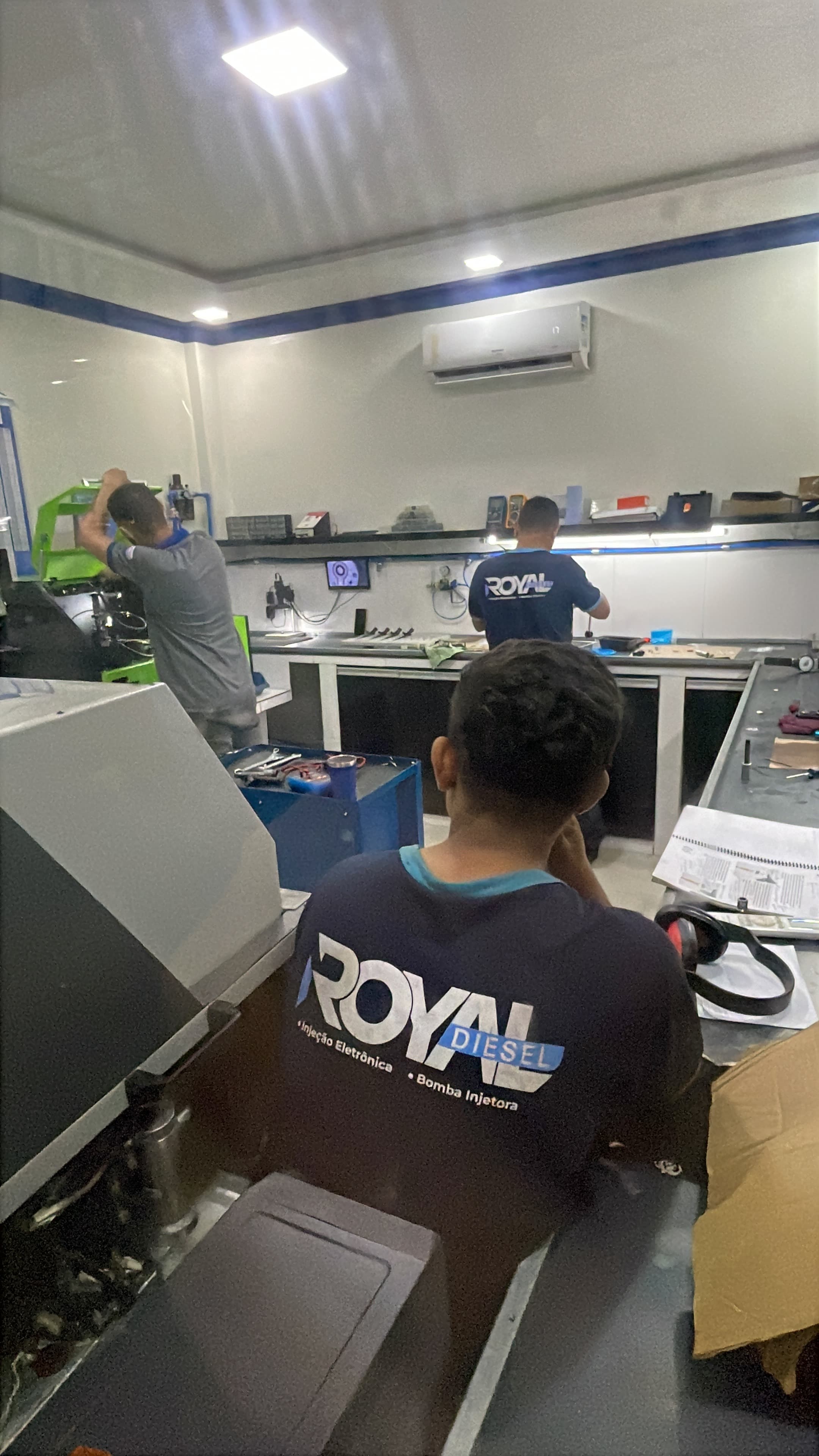 Equipe técnica da Royal Diesel em operação