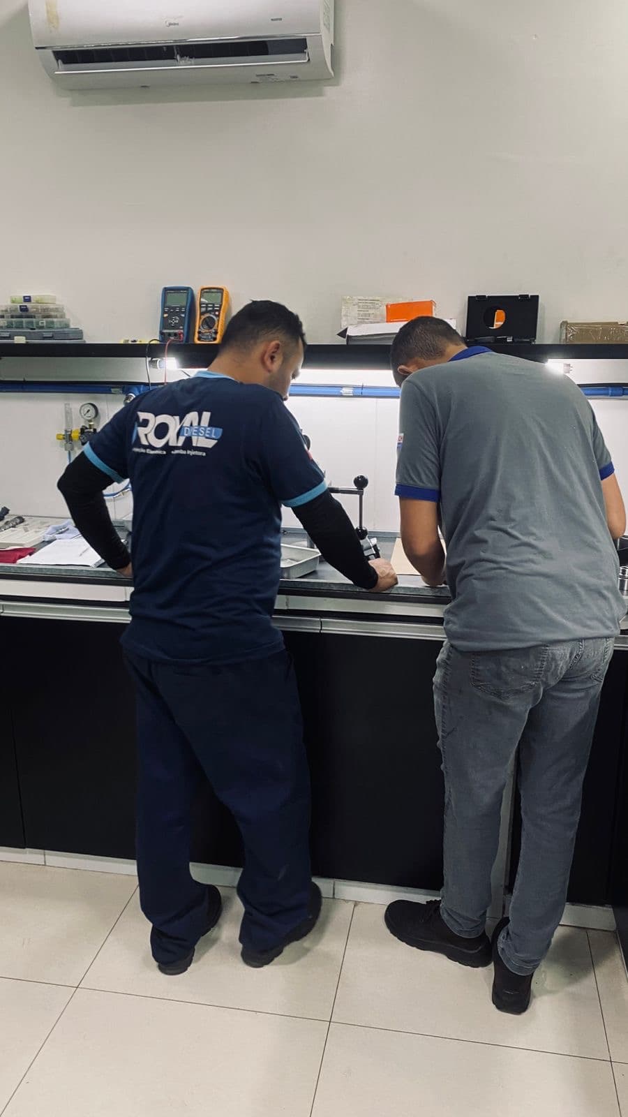 Equipe técnica da Royal Diesel em operação